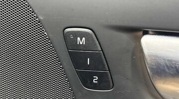 2025 Volvo 2.0 B4 MHEV Plus DCT Auto Euro 6 5-door (Black) - Image: 25