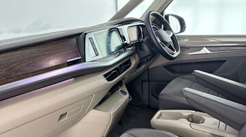2025 Volkswagen 2.0 TSI Style 5-door LWB DSG (Black) - Image: 2