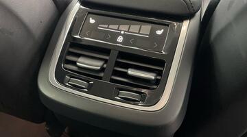 2024 Volvo 2.0 B5 MHEV Plus Auto Euro 6 5-door (Black) - Image: 35