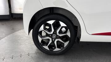 2020 Toyota 1.0 VVT-i x-trend Funroof x-shift Euro 6 5-door (White) - Image: 29