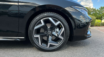 2025 Volkswagen ETSI MHEV R-Line DSG Euro 6 5-door (Black) - Image: 5