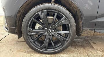 2025 Volvo 2.0h T6 18.8kWh Plus Black Edition Auto Euro 6 5-door (Black) - Image: 20