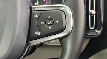 2020 Volvo 2.0 T4 Momentum Pro Auto Euro 6 5-door (Black) - Image: 25