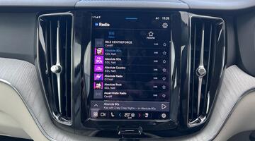 2025 Volvo 2.0 B5 MHEV Plus Auto Euro 6 5-door (Black) - Image: 61