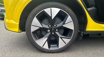 2025 Ford Standard Range 43kWh Premium Auto 5-door (Yellow) - Image: 15