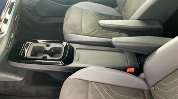 2024 Volkswagen Pro 77kWh Match Auto 5-door (Red) - Image: 35