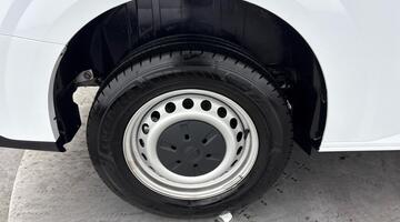 2025 Volkswagen 2.0 TDI T28 Commerce Plus FWD SWB Euro 6 5-door (White) - Image: 14