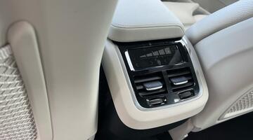 2025 Volvo 2.0 B5 MHEV Plus Auto Euro 6 5-door (Black) - Image: 28