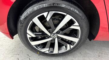 2022 Volkswagen 1.0 TSI Life DSG Euro 6 5-door (Red) - Image: 22