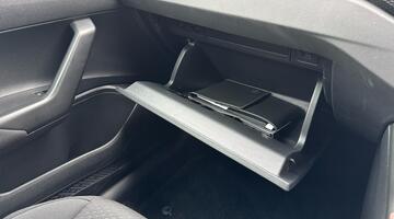 2025 Volkswagen 1.0 TSI Match DSG Euro 6 5-door (Black) - Image: 28