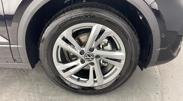 2025 Volkswagen TSI R-Line DSG 2WD Euro 6 2-door (Black) - Image: 5