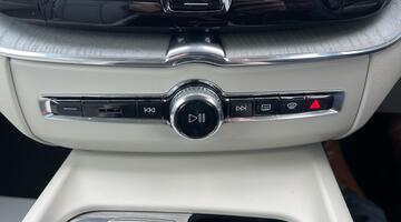 2025 Volvo 2.0 B5 MHEV Plus Auto Euro 6 5-door (Black) - Image: 56