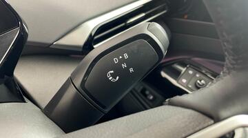 2024 Volkswagen Pro 77kWh Match Auto 5-door (Red) - Image: 25