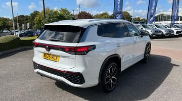 2025 Volkswagen TSI eHybrid 19.7kWh R-Line DSG Euro 6 5-door (White) - Image: 38