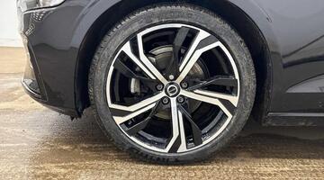 2025 Volvo 2.0 B4 MHEV Plus DCT Auto Euro 6 5-door (Black) - Image: 16