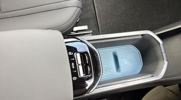 2025 Volvo Twin Performance 69kWh Plus Auto 5-door (Black) - Image: 28