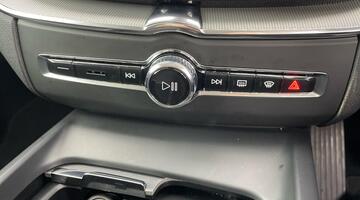 2024 Volvo 2.0 B5 MHEV Plus Auto Euro 6 5-door (Black) - Image: 28