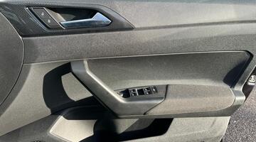 2025 Volkswagen 1.0 TSI Life Euro 6 5-door (Black) - Image: 17