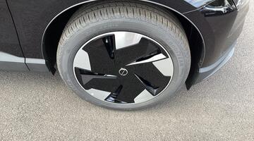 2025 Volvo Twin Performance 69kWh Plus Auto 5-door (Black) - Image: 23