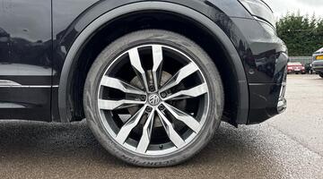 2017 Volkswagen 2.0 TDI BlueMotion Tech R-Line DSG 4Motion Euro 6 5-door (Black) - Image: 5