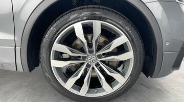 2017 Volkswagen 2.0 TSI R-Line DSG 4Motion Euro 6 5-door (Grey) - Image: 5