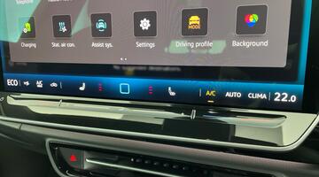 2025 Volkswagen Pro 77kWh Match Tourer Auto 5-door (White) - Image: 1