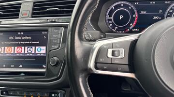 2017 Volkswagen 2.0 TDI BlueMotion Tech R-Line DSG 4Motion Euro 6 5-door (Black) - Image: 34