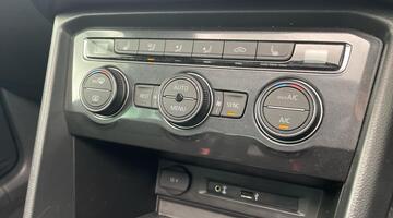 2017 Volkswagen 2.0 TSI R-Line DSG 4Motion Euro 6 5-door (Grey) - Image: 17