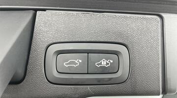 2025 Volvo 2.0 B5 MHEV Plus Pro Auto Euro 6 5-door (Grey) - Image: 17