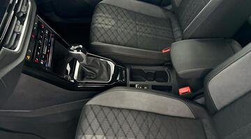 2025 Volkswagen 2.0 TDI R-Line DSG Euro 6 5-door (Black) - Image: 35