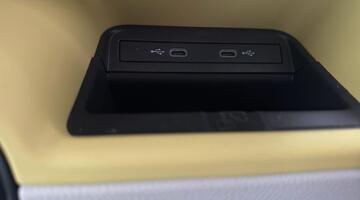 2024 Volkswagen Pro 77kWh Life Auto 5-door (Multicolour) - Image: 38