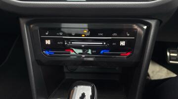 2023 Volkswagen 2.0 TDI R-Line DSG Euro 6 5-door (Grey) - Image: 28