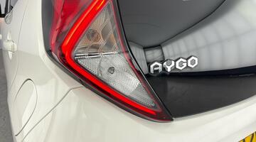 2020 Toyota 1.0 VVT-i x-trend Funroof x-shift Euro 6 5-door (White) - Image: 35