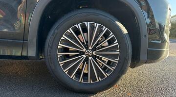 2025 Volkswagen 2.0 TDI Life DSG Euro 6 5-door (Black) - Image: 5