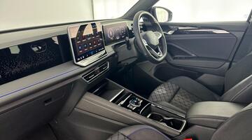 2025 Volkswagen ETSI MHEV R-Line DSG Euro 6 5-door (Black) - Image: 2