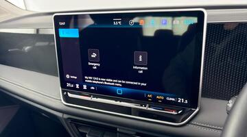 2025 Volkswagen ETSI MHEV Life DSG Euro 6 5-door (Red) - Image: 16