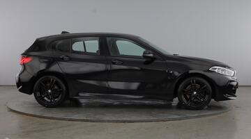2020 BMW 118i M Sport DCT Euro 6 5-door (Black) - Image: 4