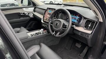 2025 Volvo 2.0 T8 18.8kWh Ultra Dark Auto 4WD Euro 6 5-door (Black) - Image: 6