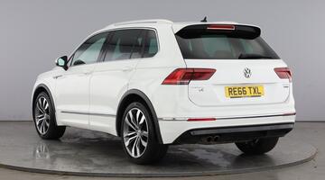 2016 Volkswagen 2.0 TSI BlueMotion Tech R-Line DSG 4Motion Euro 6 5-door (White) - Image: 3