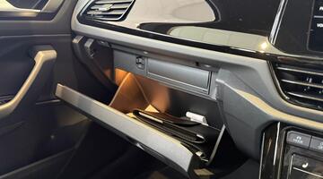 2025 Volkswagen TSI Style DSG Euro 6 5-door (Red) - Image: 16