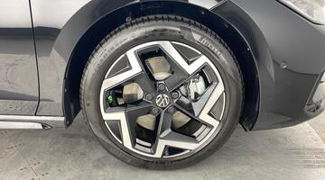 2025 Volkswagen 2.0 TSI R-Line DSG Euro 6 5-door (Black) - Image: 5