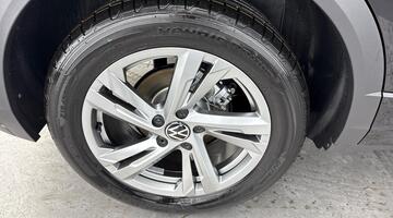 2025 Volkswagen TSI R-Line DSG Euro 6 5-door (Black) - Image: 17