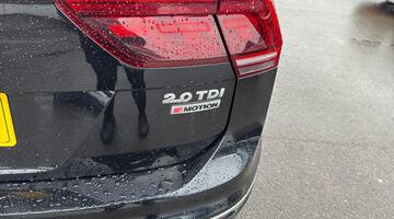 2017 Volkswagen 2.0 TDI BlueMotion Tech R-Line DSG 4Motion Euro 6 5-door (Black) - Image: 19