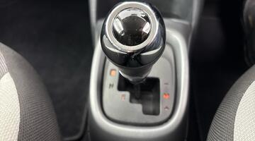 2020 Toyota 1.0 VVT-i x-trend Funroof x-shift Euro 6 5-door (White) - Image: 7