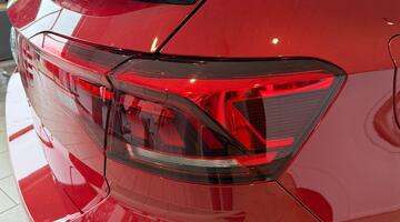 2025 Volkswagen TSI Style DSG Euro 6 5-door (Red) - Image: 6