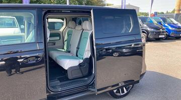 2025 Volkswagen Pro 79kWh Style Auto 5-door (SWB, 5Seat) (Black) - Image: 24