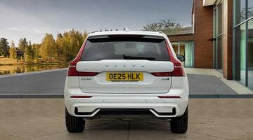 2025 Volvo 2.0 B5 MHEV Plus Auto Euro 6 5-door (White) - Image: 4