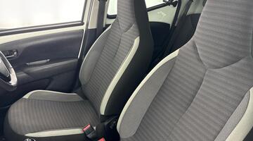 2020 Toyota 1.0 VVT-i x-trend Funroof x-shift Euro 6 5-door (White) - Image: 38