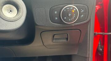 2020 Ford EcoBlue Zetec Euro 6 5-door (Red) - Image: 17