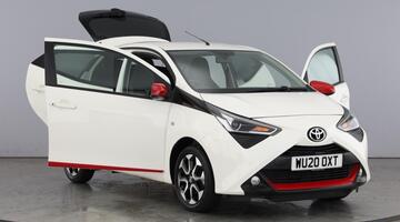 2020 Toyota 1.0 VVT-i x-trend Funroof x-shift Euro 6 5-door (White) - Image: 9